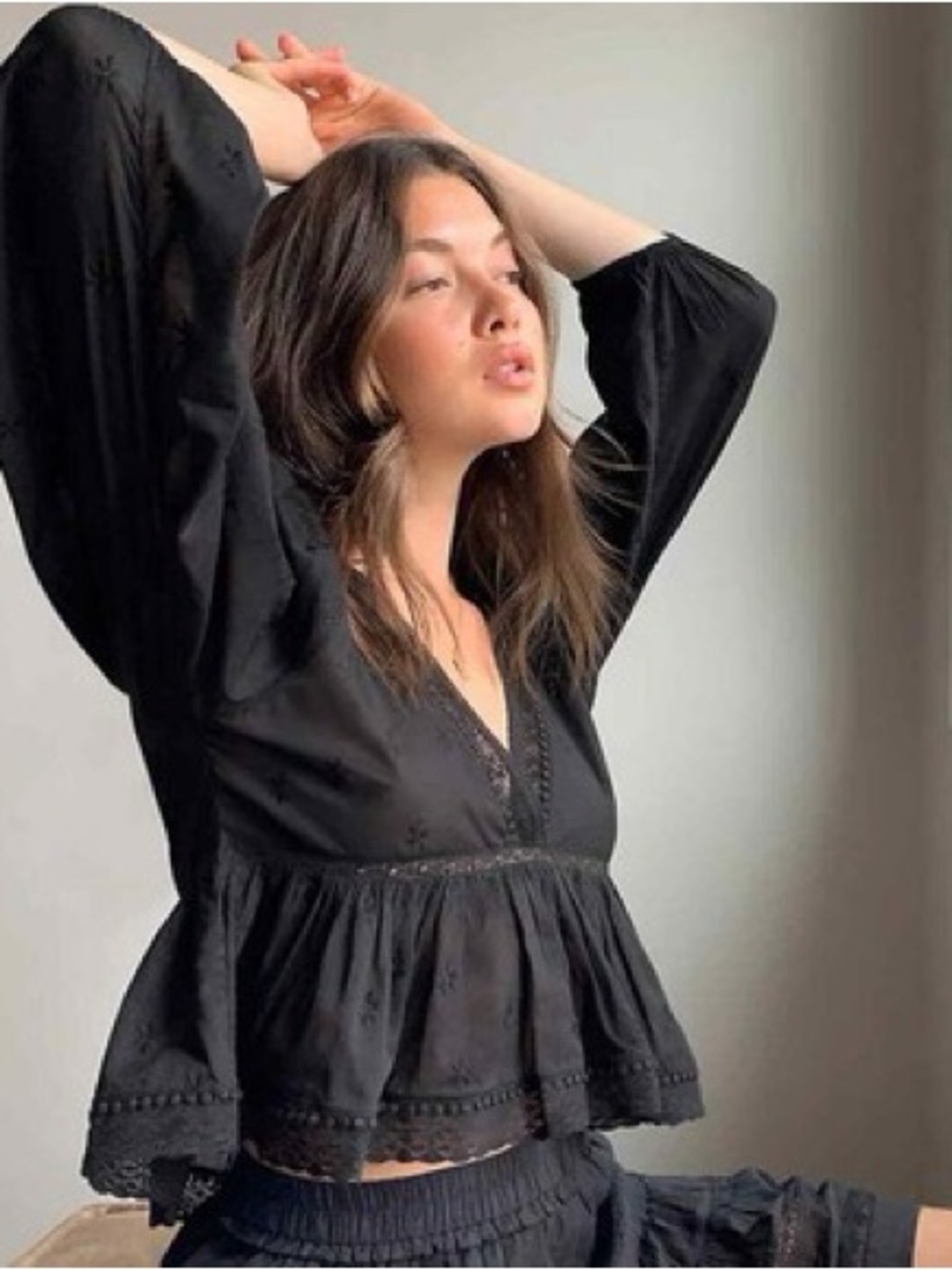 Aritzia Sunday Best Duet v neck black long sleeve cropped blouse size xs